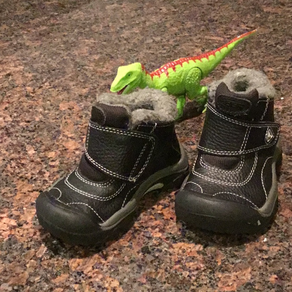 Keen snow boots size 8T